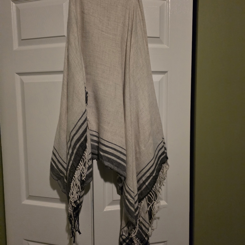 Uniqlo Elegant Cream and Gray Throw Blanket - Picture 2 of 4